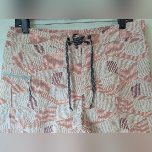 Patagonia Men's Pink Coral Geometric Stripe Wavefarer Boardshorts Swim Surf - Picture 6 of 10